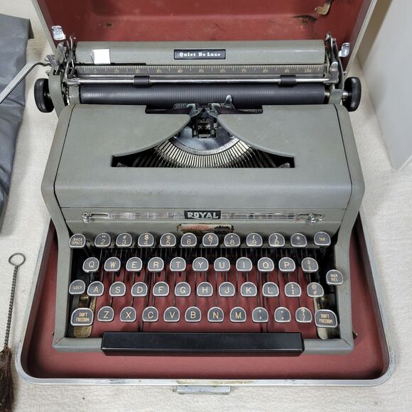 Vintage Royal Typewriter Quiet De Luxe Gray Magic with Portable Case Mid Century - Picture 7 of 16